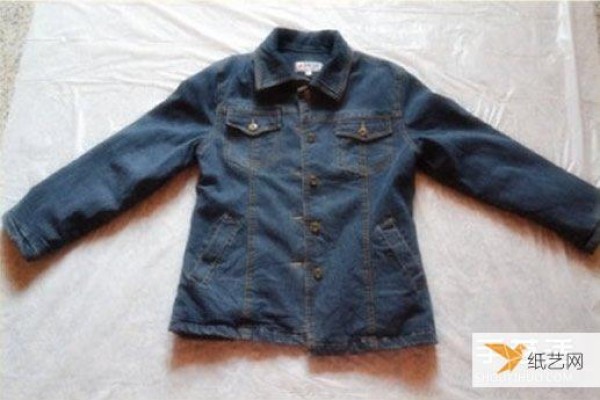 Tutorial on how to transform an old denim jacket into a personalized punk style jacket