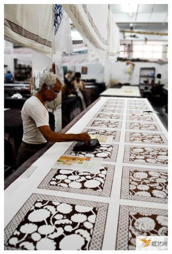 Traditional Indian hand-engraved printing creates exquisite patterns using only the naked eye.