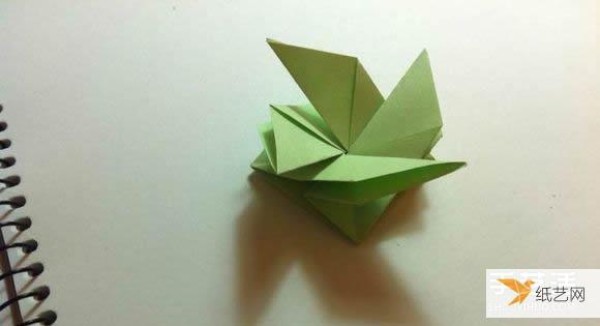 Illustration of how to fold a very creative four-leaf clover using a piece of paper