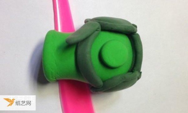 Find some illustrations of how to hand-make Machine Gun Pea from ultra-light clay in Plants vs. Zombies