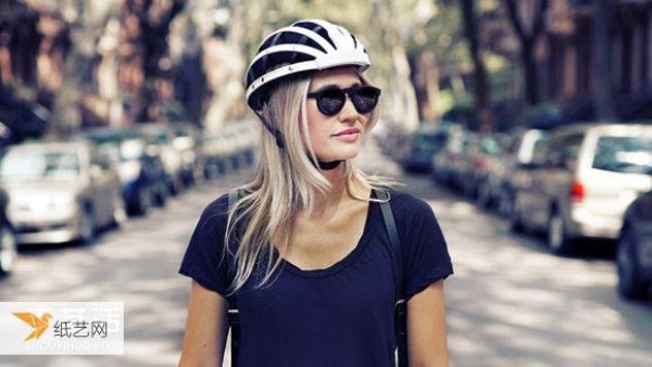 Foldable bicycle helmet design, easy to store and carry