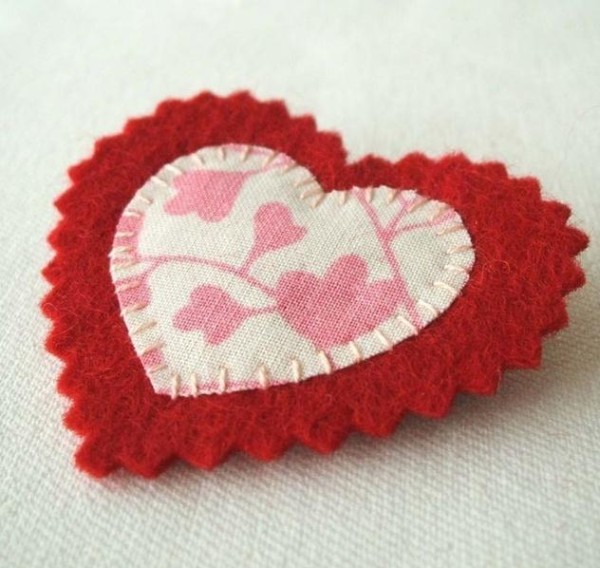 Tutorial on making a beautiful non-woven heart-shaped brooch for Valentine’s Day