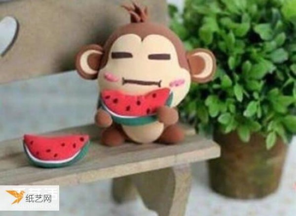 Illustration of using some ultra-light clay to knead personalized Yohee Monkey handicrafts