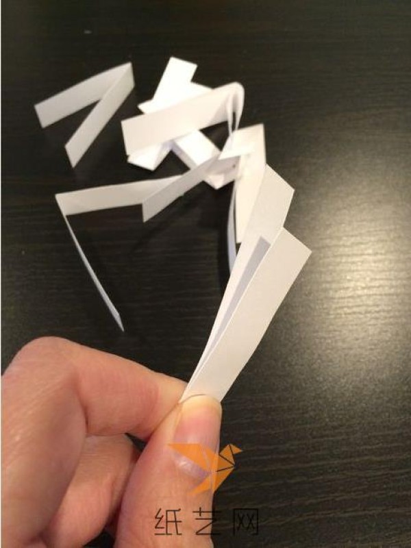 Tutorial on how to make snowflake-like paper quills for New Year decorations