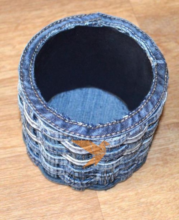 Tutorial on how to transform old jeans into beautiful pen holders