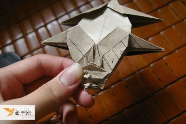 Illustrated tutorial for folding the massive Mabona Rhino using some simple origami