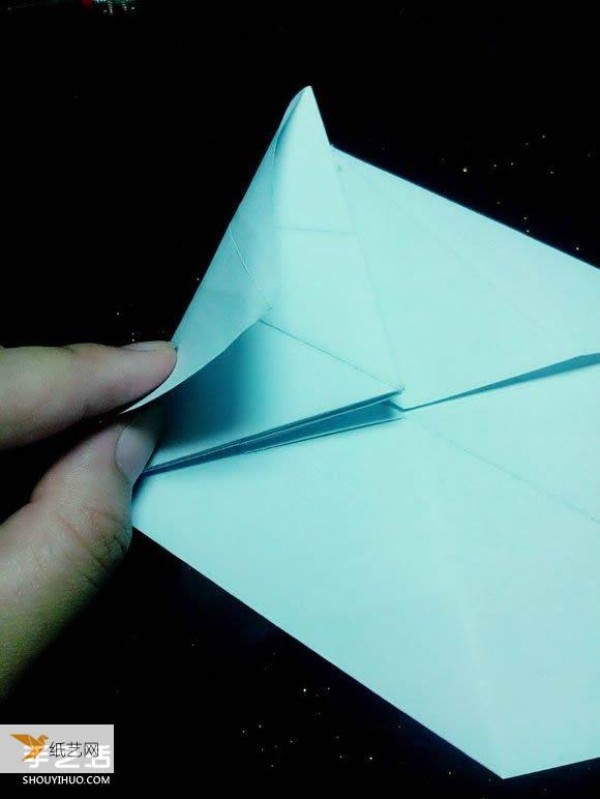 Illustration of a very beautiful hand-folded box with paper crane packaging