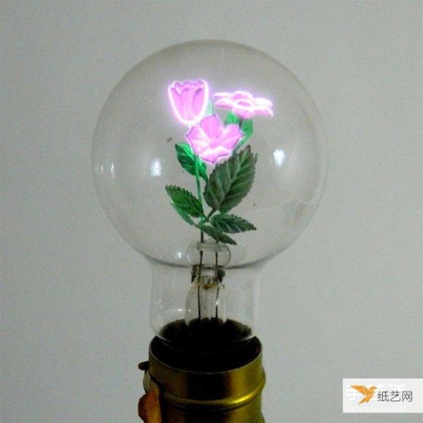 Turn on electricity to make flowers bloom! Use antique light bulbs to create beautiful luminous art