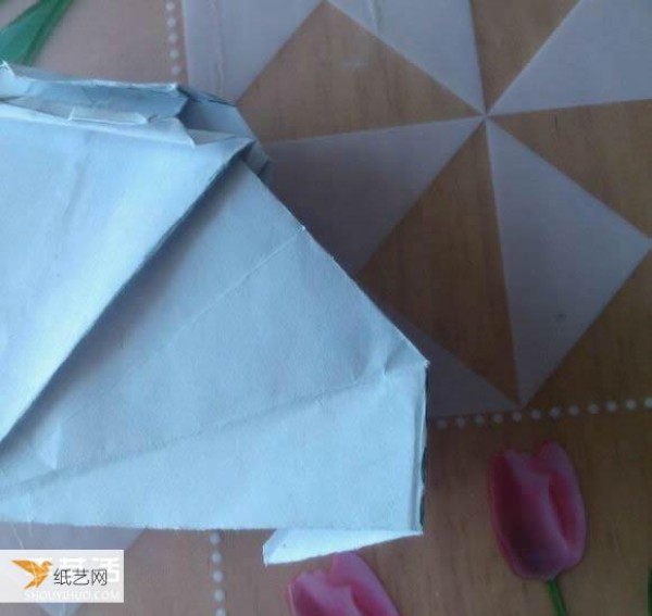 Step-by-step illustration of how to use origami to fold a cute grand piano