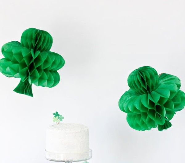 Cut out a three-dimensional four-leaf clover from crepe paper