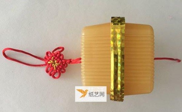 Tutorial on making handmade lanterns from mooncake boxes