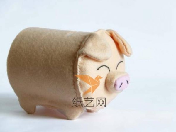 Tutorial on making a cute piggy bank from toilet paper tube waste