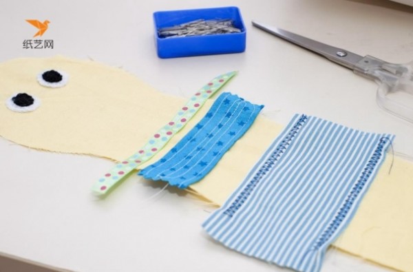 Tutorial on how to make cute little fabric snakes by hand