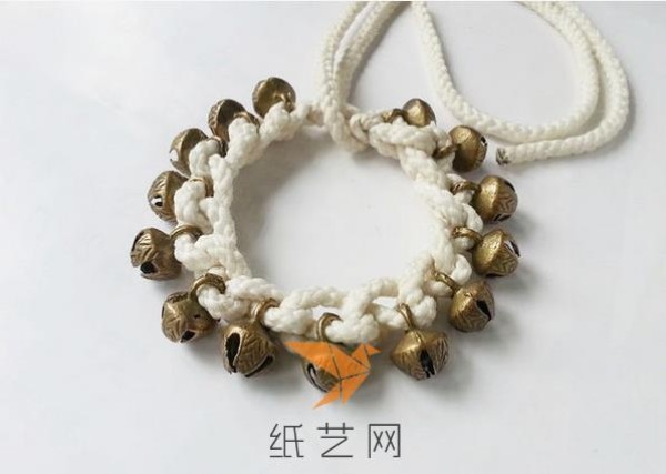 Tutorial on how to knit a cute bracelet with bells