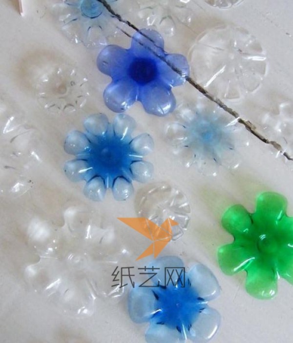 Tutorial on using waste beverage bottles to make snowflake Christmas tree decorations