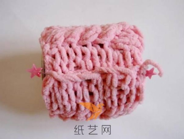 Tutorial on making a pink crochet storage tube for New Year’s gifts