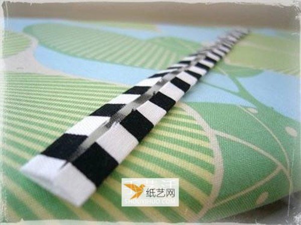 Tutorial illustration of using non-woven fabric to make handmade patchwork pencil case