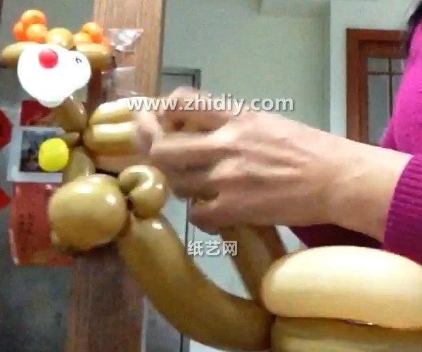 Tutorial on how to make a Christmas balloon-shaped reindeer