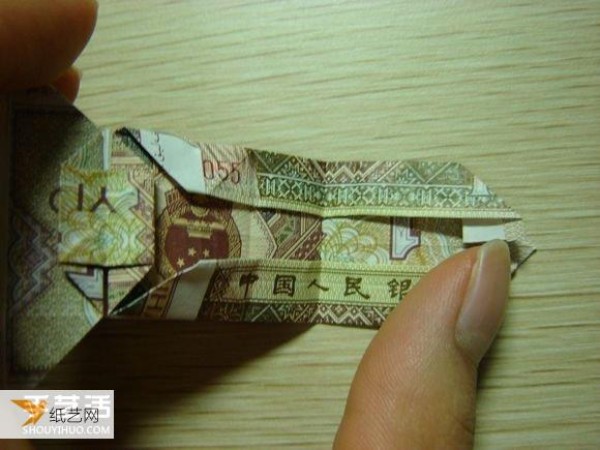 Detailed illustration of how to use the dollar bill folding paper camera