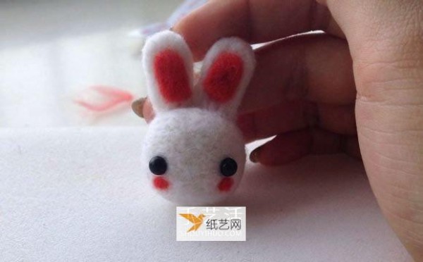 Simple illustrated tutorial for making a bunny using wool felt