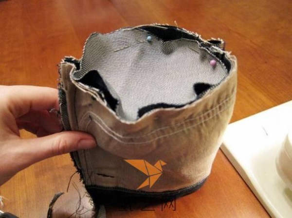 Tutorial on how to make a small bucket bag by remaking old jeans