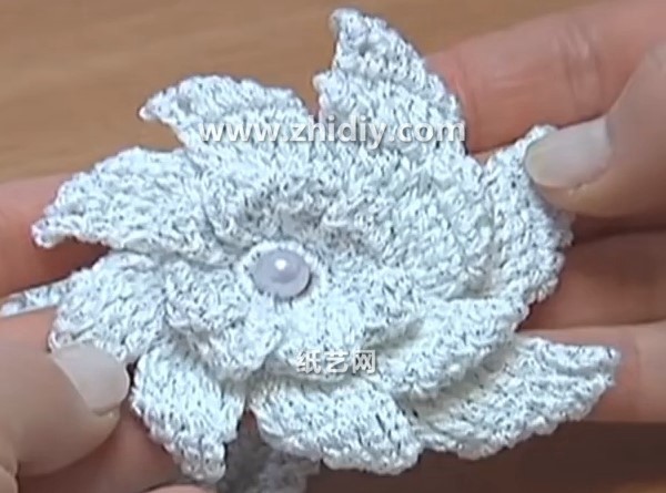 Simple tutorial for making crochet cascading flowers