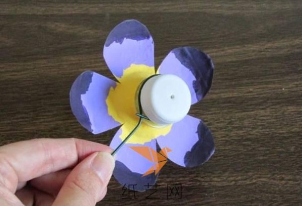 Tutorial on making plastic flowers for New Year decoration