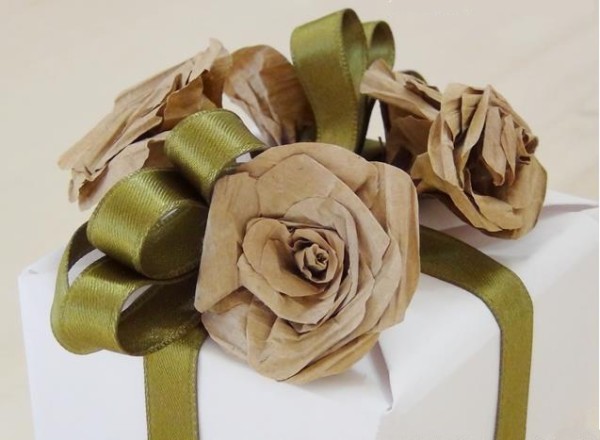 Turn waste into treasure and use packaging bags to make Christmas gifts, paper roses and decorative flowers DIY tutorial