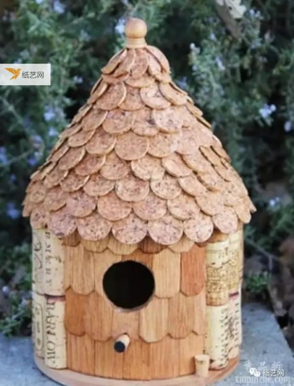 The cork stopper of a wine bottle can be used for many small crafts! Come and learn! 