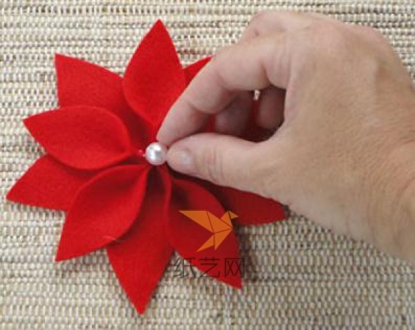 Detailed tutorial on holiday wreaths made from non-woven fabrics