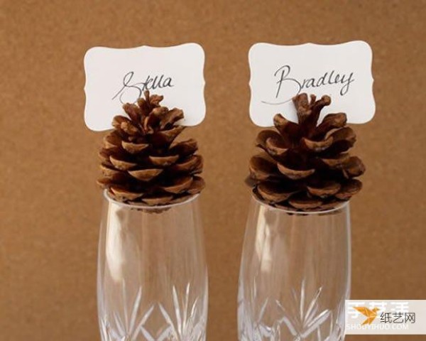 Pictures of personalized forest-style wedding accessories that make people feel full of happiness