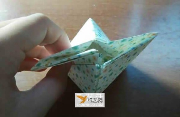 Illustration of the specific folding method of the fun magic box