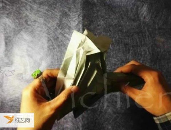 Illustrated tutorial on folding a Sansheng rose from a piece of paper