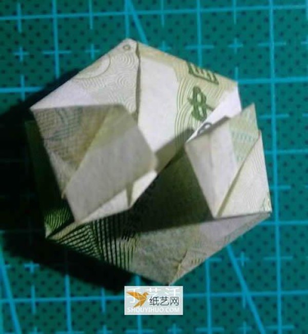 Illustration of how to fold a hexagonal badge using one-yuan banknotes