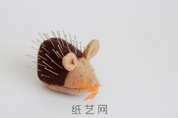 Cute little hedgehog pin-making tutorial