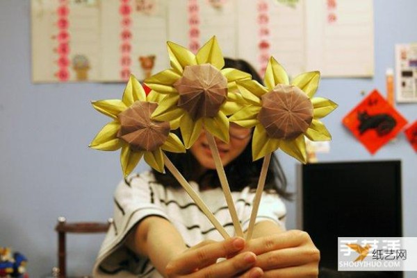 Illustration of the process of hand folding paper sunflower flowers