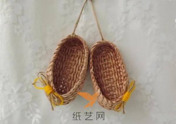 Detailed tutorial on making hand-woven straw sandals