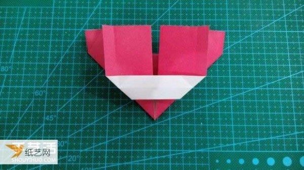 Hand-folded Valentines Day LOVE heart-shaped origami illustration tutorial