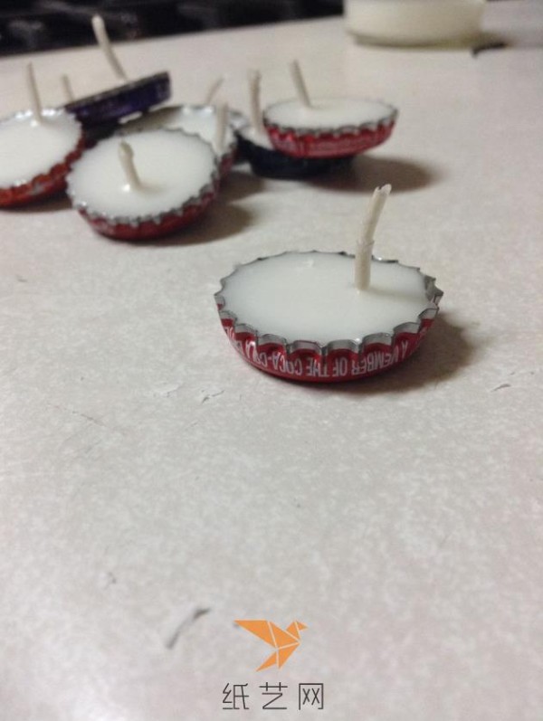 Turn waste bottle caps into treasures and make small candles to create a romantic atmosphere on Valentine’s Day