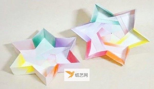 Illustration of folding a six-pointed star carton using origami