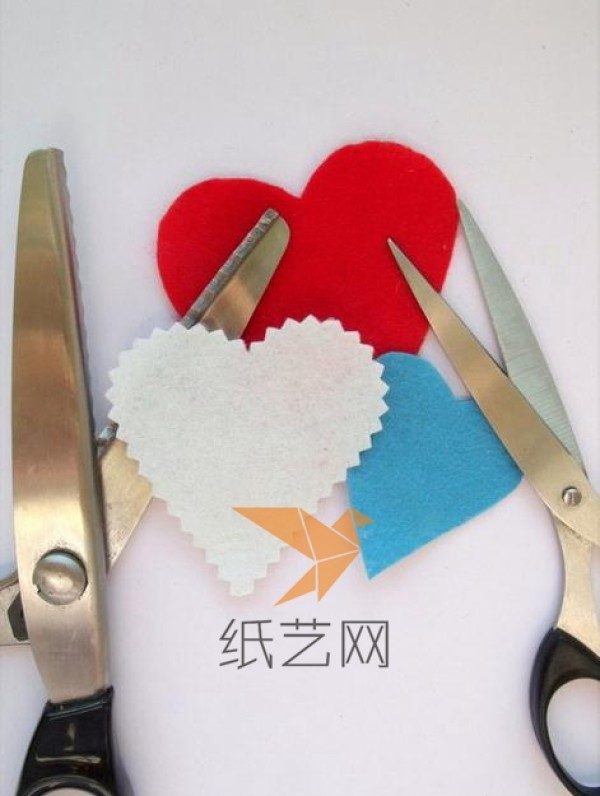 Tutorial on handmade nonwoven heart-shaped keychain for Valentine’s Day gift