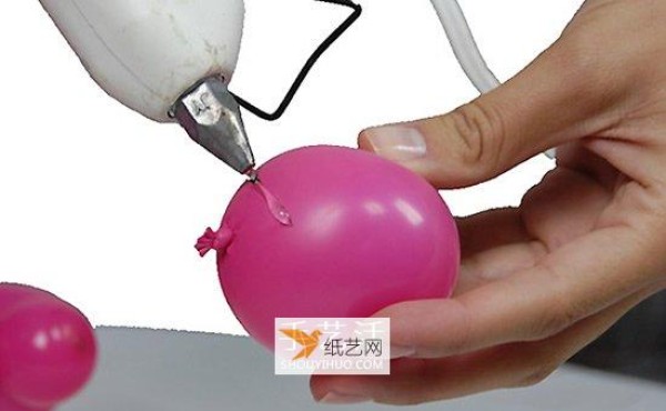 Step by step tutorial on how to make cute pink pig balloons