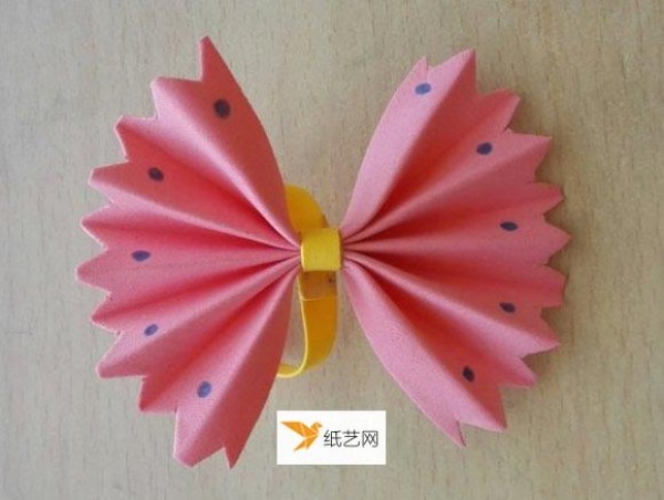 The simplest illustration of origami bow for kindergarten children