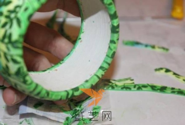 Tutorial on how to make an ultra-light clay bracelet with inlaid patterns