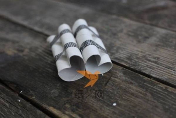 Creative paper art tutorial for making four-leaf clover stamps using waste paper tubes