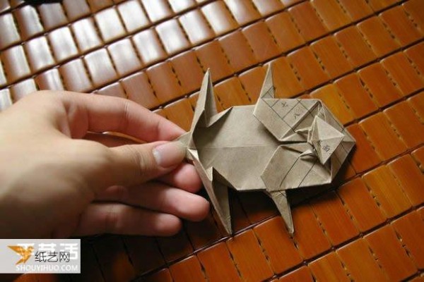 Illustrated tutorial for folding the massive Mabona Rhino using some simple origami