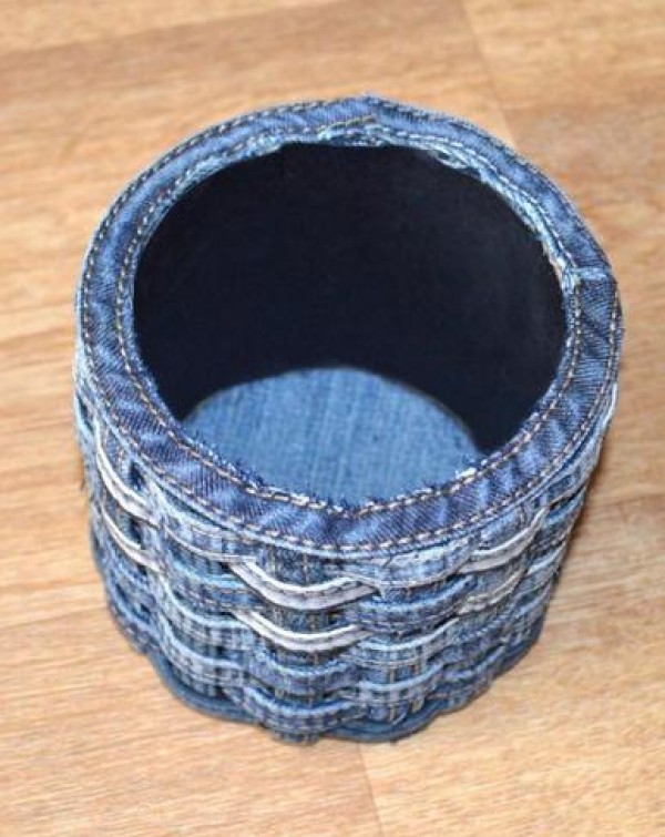 Tutorial on how to transform old jeans into beautiful pen holders