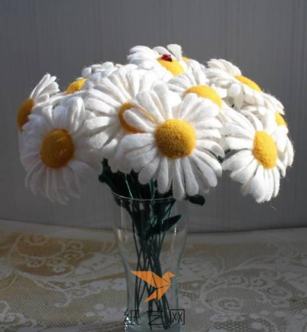 Tutorial on how to make a fresh wool felt daisy flower arrangement in spring