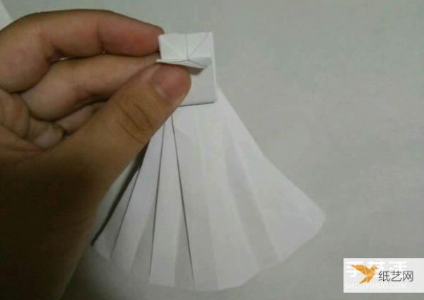 Illustrated steps on how to fold a very beautiful and elegant origami wedding dress