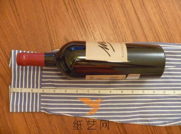 Tutorial on how to transform old shirts into creative wine packaging